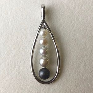 925 Silver and Pearl Tear Drop Pendant